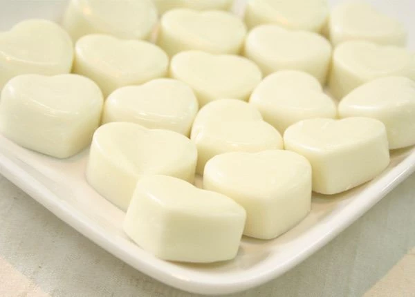 Varför är lite choklad vit medan kakaobönorna är bruna